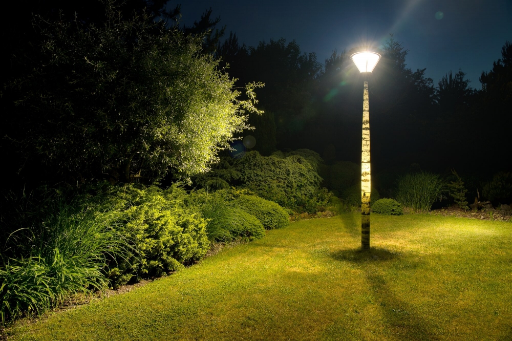Fotografia produktowa lampy wykonana w nocy